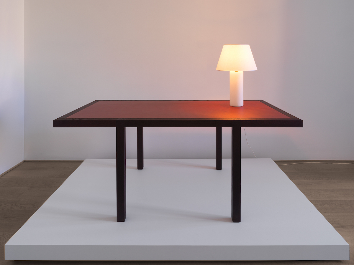 Tabula Runda Burgundy (Desk), Panser Petit (Lamp)