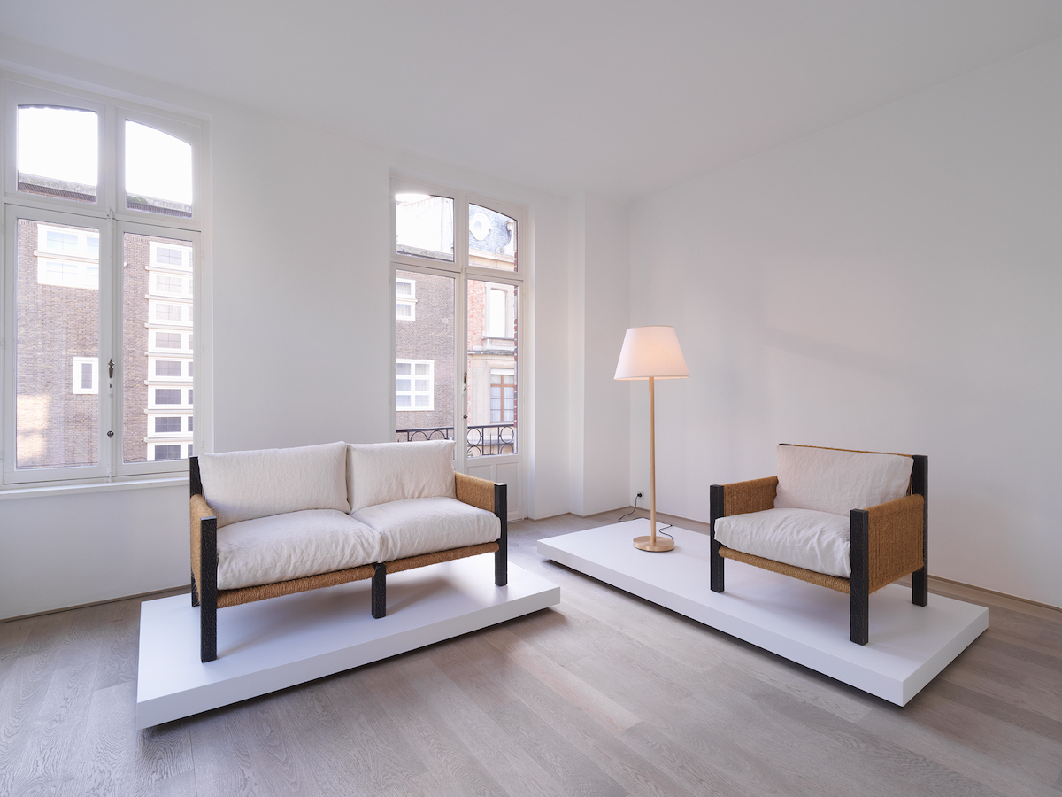 Bond 2 Black (Sofa), Panser High (Lamp), Bond 1 Black (Armchair)